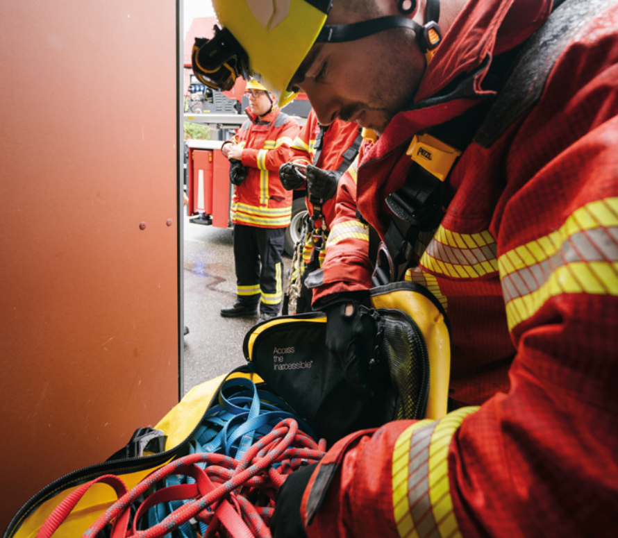 Feuerwehr Gerätesatz Auf- und Abseilgeräte für die einfache Rettung aus Höhen und Tiefen DIN 14800 - 16